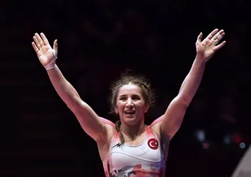 Milli güreşçi Zeynep Yetgil rakibini 10-0 mağlup etti! Paris 2024 Olimpiyat Oyunları'na kota aldı