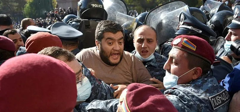 Ermenistan’ın başkenti Erivan’da hükümete protesto