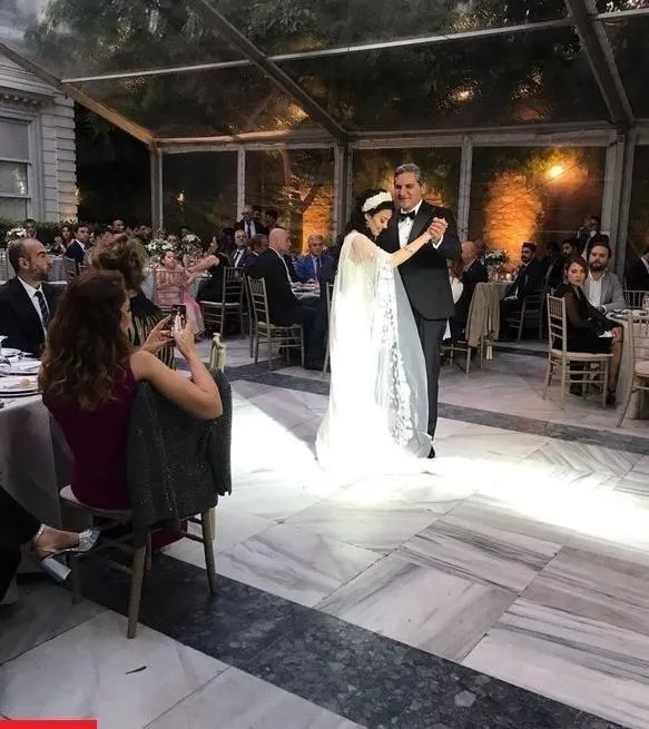 chpli-aykut-erdogduya-sok-eski-esten-videolu-intikam-1656243529794.jpeg Tuba Torun ile evlenen CHP'li Aykut Erdoğdu'ya şok! Eski eşi Özge Erdoğdu'dan videolu intikam - 4