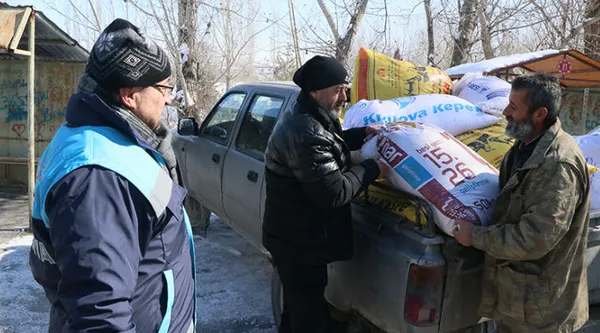 osmaniyede-depremlerden-etkilenen-besicilerin-yaralari-sariliyor-226-ton-yem-ulastirildi-1677660807690.jpg Osmaniye'de depremlerden etkilenen besicilerin yaraları sarılıyor! 226 ton yem ulaştırıldı - 2