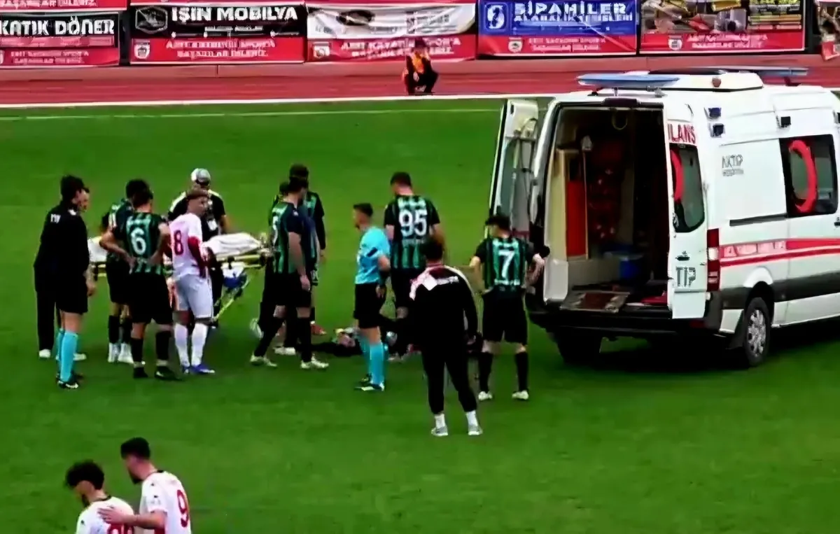 1792858773430.jpg Bartın'da futbol maçında korkutan anlar! Futbolcu Akın Karaaslan hastaneye kaldırıldı - 1