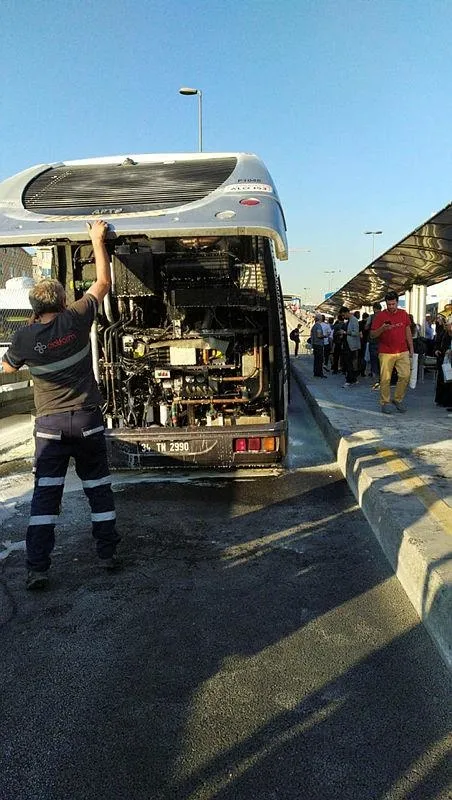 Son dakika: Darülaceze durağında metrobüste yangın - 1