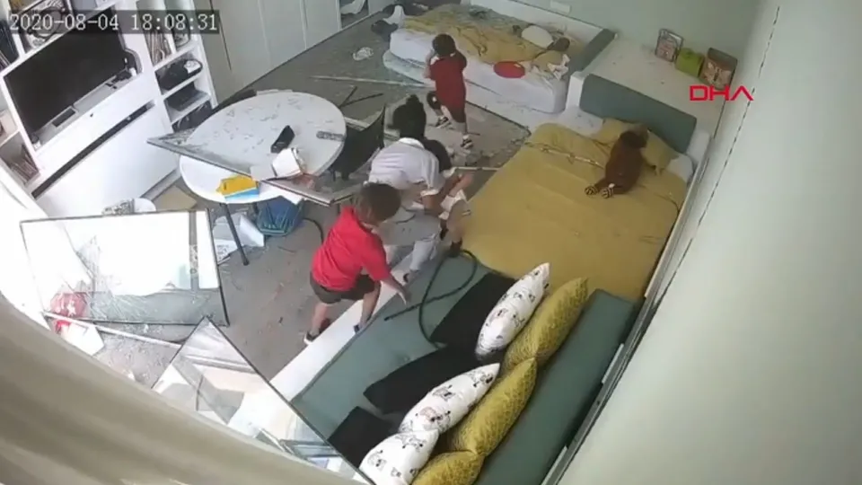 Lübnan Beyrut'taki patlamada şok dalgası gücü böyle görüntülendi! İşte patlama anında farklı yerlerde yaşananlar