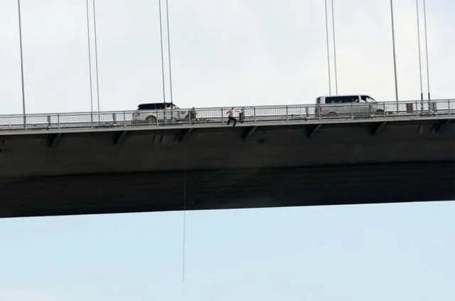 Müzakereci polis 3 kişiyi daha köprüde intihardan vazgeçirdi
