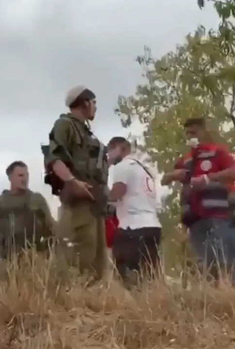 dunya-bu-kareyi-konusuyor-italyan-lespresso-dergisinin-kapagi-israili-zorladi-1776161740563.jpg İsrailli işgalcilerin Filistinli kadını aşağıladığı anlara ait görseller ortaya çıktı (X)