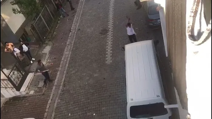 1712388048285.jpeg Esenyurt'ta ev sahibi kiracı kavgası! Ortalık savaş alanına döndü... O anlar kamerada - 1