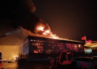 Adana’da korkutan fabrika yangını! Alevler gökyüzünü sardı