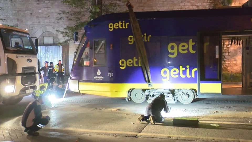 Gülhane'de tramvay raydan çıktı