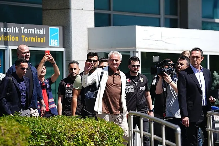 İşte Mourinho’nun hayalindeki Fenerbahçe forveti! O isim için tüm şartlar zorlanacak! Kadıköy’e dünya yıldızı...