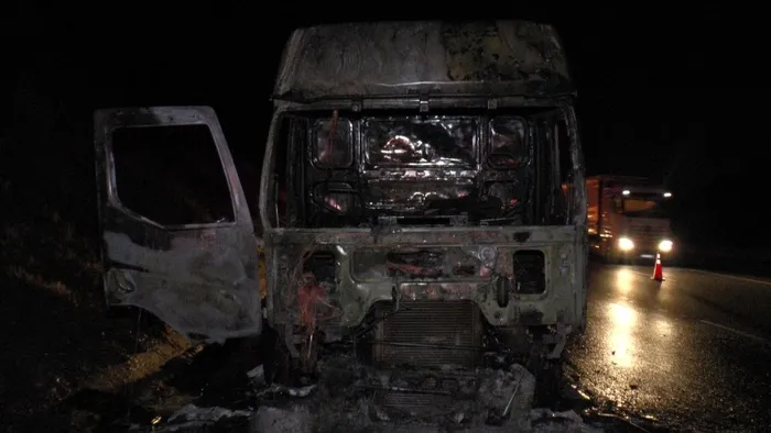 Kuzey Marmara Otoyolu’nda metal yüklü TIR alev alev yandı - 1