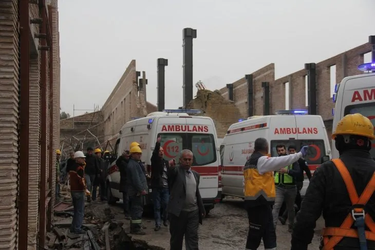 Adana’da müze inşaatında iskele çöktü: Ölü ve yaralılar var