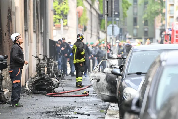 İtalya’da korkunç patlama! Milano dumanlar içinde kaldı | Araçlar alevlere teslim oldu
