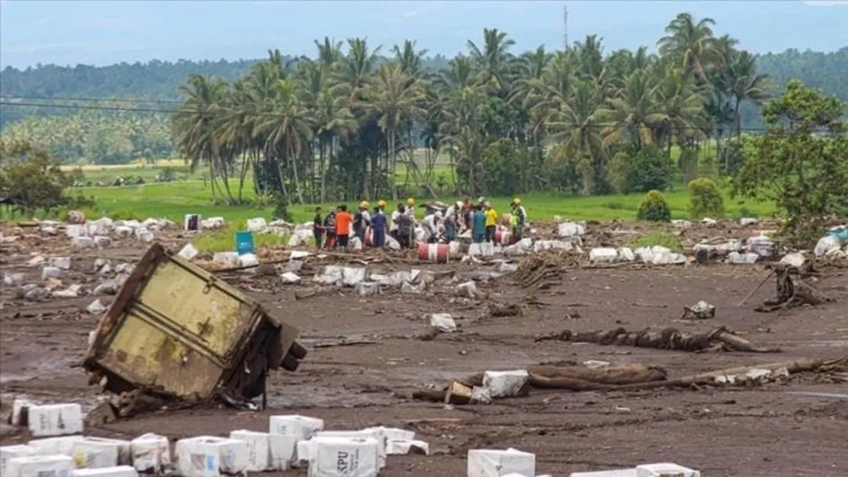 Endonezya'da heyelan ve seller nedeniyle ölenlerin sayısı 67'ye çıktı