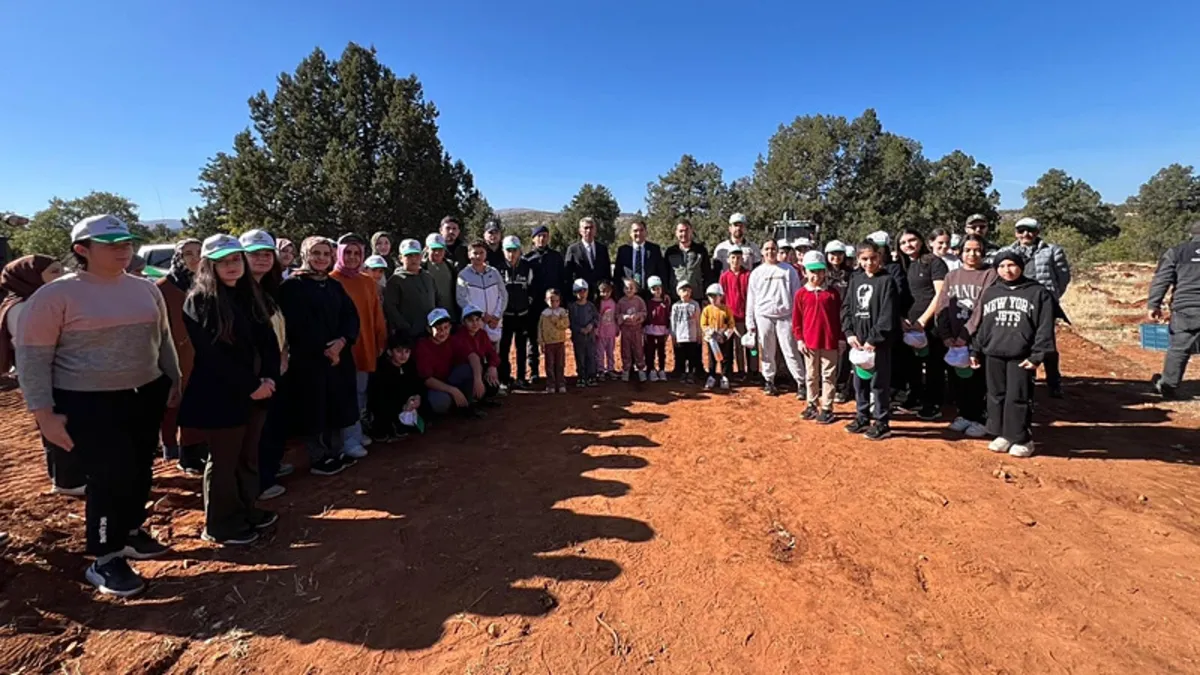 Bozkır'da öğrenciler fidan dikti