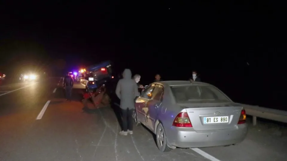 Adıyaman'da traktörün fırlayan lastiği polis aracına çarptı