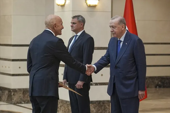 atina-turk-diplomasinin-golgesinde-kaldi-abd-buyukelcisi-barracki-hedef-aldi-yunan-gazeteden-turk-ajani-suclam-1749466119817.jpg Başkan Recep Tayyip Erdoğan, ABD Büyükelçisi Thomas Joseph Barrack'ı kabul etti. Cumhurbaşkanlığı Külliyesi'ndeki kabulde, Büyükelçi Barrack, Cumhurbaşkanı Erdoğan'a güven mektubunu sundu. (AA)