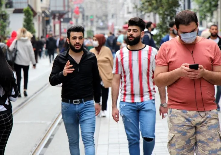 Normalleşmenin ikinci gününde vatandaşlar İstiklal Caddesi’ne akın etti! Sosyal mesafe hiçe sayıldı