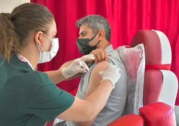 Ünlü doktor Mehmet Öz ve Haluk Bilginer'den koronavirüs aşısı mesajı