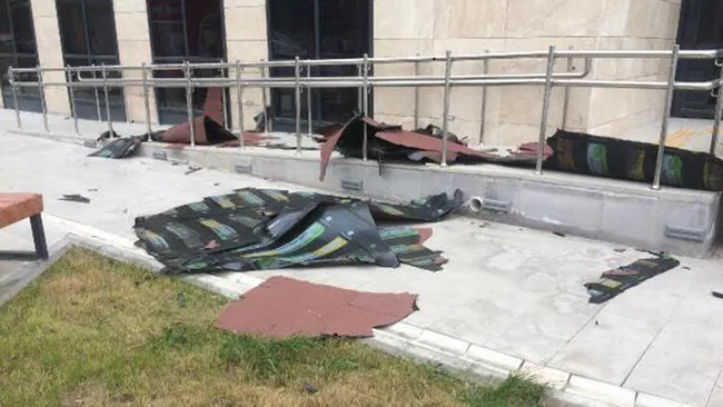 Tokat'ta fırtına kabusu! Çatılar uçtu metruk binanın duvarı yıkıldı - 1
