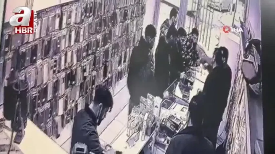 Telefon dükkanında sopa ve sandalyelerin havada uçuştuğu kavga kamerada