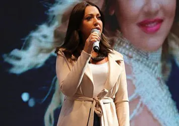 Hadise gözyaşlarını tutamadı