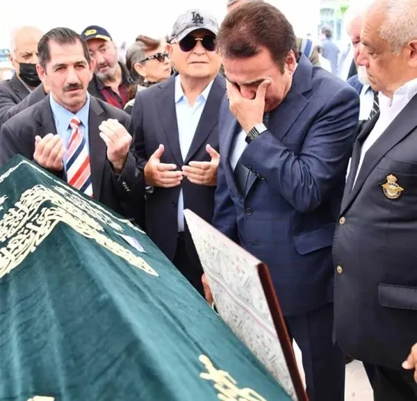 nuri-sesiguzelin-cenazesinde-mahmut-tunceri-cildirtan-soru-yuzsuz-musun-1684672944082.jpeg Nuri Sesigüzel’in cenazesinde Mahmut Tuncer’i çıldırtan soru! “Yüzsüz müsün?" - 2