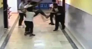 Okul koridorunda dehşet dolu anlar!