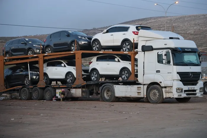 1749622466041.jpg Uzak Doğu'dan getirilen yüzlerce ikinci el araçlar Suriye'ye taşınıyor (İHA)