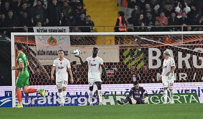 1741585436261.jpeg Alanyaspor'un attığı gol sonrası Galatasaraylı futbolcuların üzüntüsü (AA)