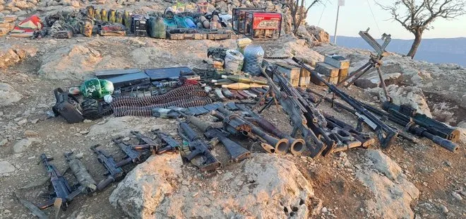 Pençe-Kilit’te PKK’ya şok: Mağarada çok sayıda silah ve mühimmat ele geçirildi