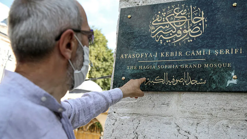 Ayasofya-i Kebir Camisi'nin isminin yeraldığı levhadaki hattı, Kabe'nin yazılarını yazan hattat yazdı