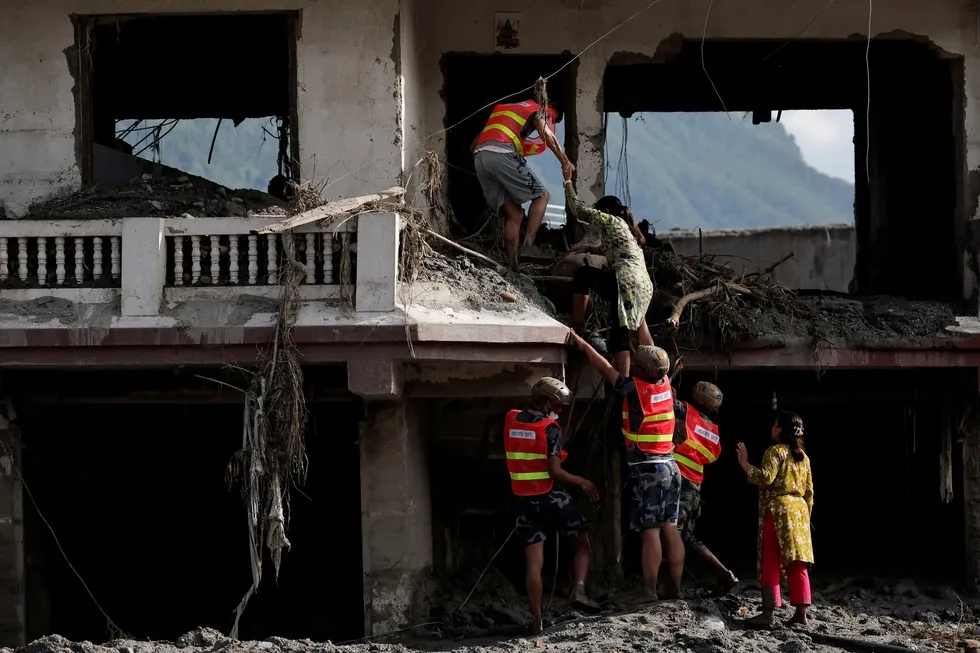 nepalden-tibetteki-baraj-patlamasi-sonrasi-alarm-kurtarma-ekipleri-ve-halka-guvenli-bolgeye-gecin-cagrisi-1787901054855.jpg Nepal (REUTERS)