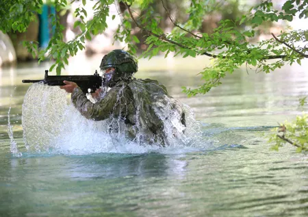 Komandoların nefes kesen eğitimi! Denizde, havada, karada her nerede olsa engel tanımıyorlar