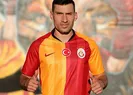 Galatasaray, Şener Özbayraklı ile 2 yıllık sözleşme imzaladı