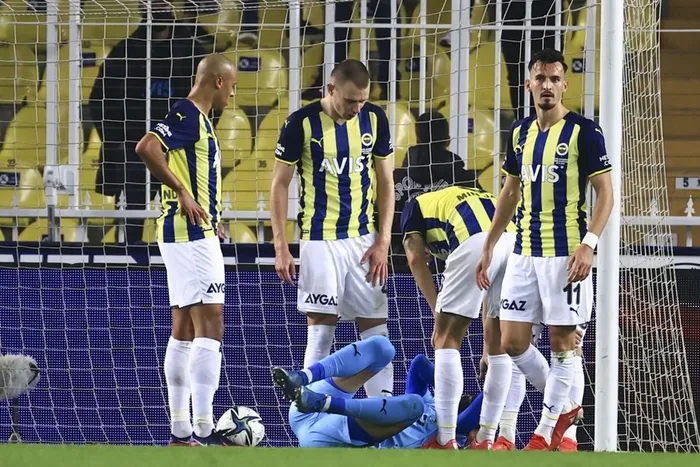 Fenerbahçeli taraftarlar Ali Koç'u istifaya davet etti 'Aziz Yıldırım' sloganları attı