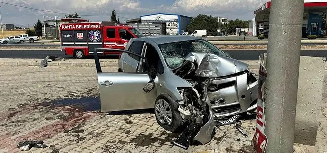 Kontrolden çıkan araç beton direğine çarptı! Sürücüye mezar oldu