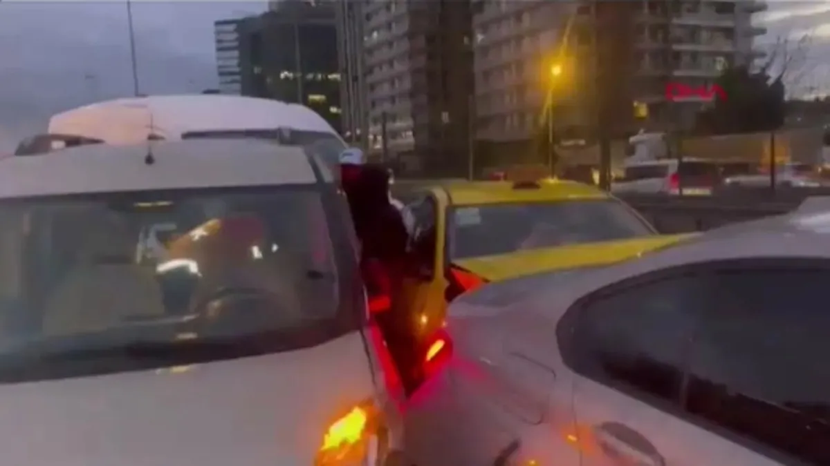 Yenibosna D-100 Karayolu'nda 6 aracın karıştığı zincirleme kaza