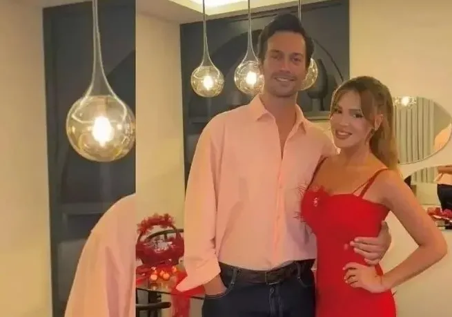 merve-dinckol-ile-feyyaz-serifoglu-evleniyor-damattan-kina-gecesi-baskini-1751115793634.jpg Kaynak: Instagram