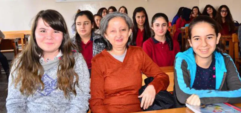 Görme engelli öğretmenin alkışlanacak azmi