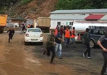 Son dakika: Rize'de heyelan anı kamerada