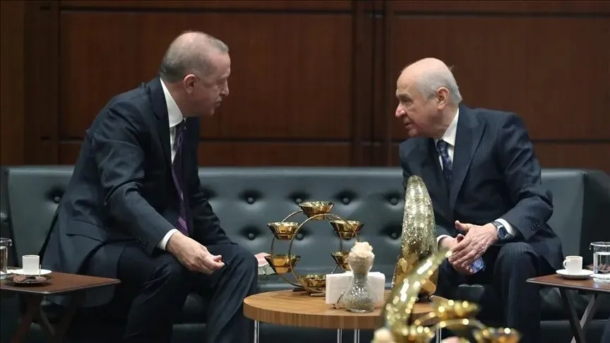 1784096335378.jpeg Başkan Erdoğan ile Devlet Bahçeli'nin darbe girişimine karşı sergilediği kararlı duruş, demokrasi mücadelesinin simgelerinden biri oldu. (AA)