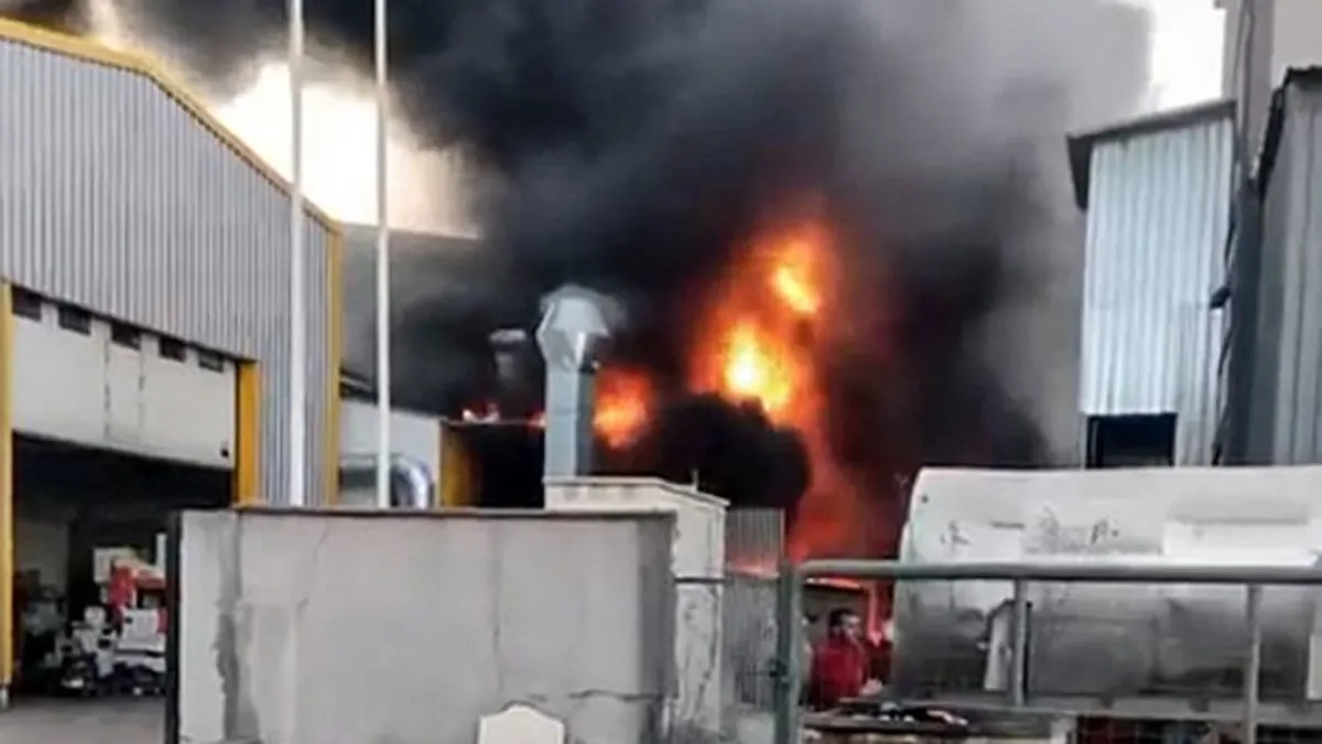 Tuzla'da yangın paniği! Paletlerden başladı fabrikaya sıçradı
