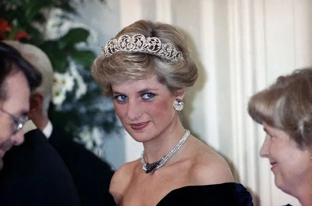 Prenses Diana’nın kıyafeti rekor paraya satıldı