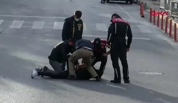 İstanbul’da taksiden inip kaçan şahıs yakalandı! Poşetten 5 kilo uyuşturucu çıktı