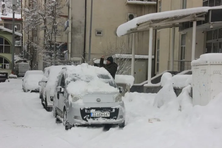 Görüntüler Türkiye’den! Tek katlı evler kara gömüldü ❄️ Elektrik direkleri buz tuttu