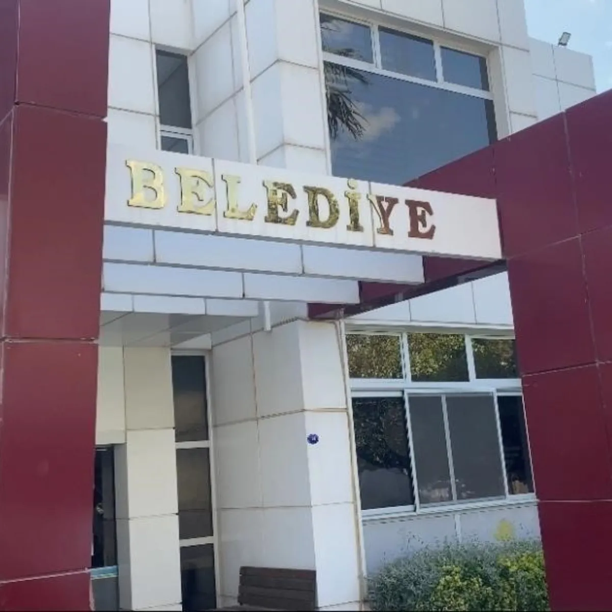 CHP’li Seferihisar Belediyesi’nde rüşvet çemberi genişliyor! İki şoföre gözaltı