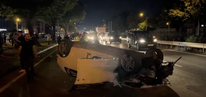 makas-atmaya-calisti-kazayi-yasatti-otomobil-taksiyle-carpisti-1i-agir-3-yarali-1720040566270.jpg Makas atmaya çalıştı kazayı yaşattı! Otomobil taksiyle çarpıştı: 1'i ağır 3 yaralı - 1