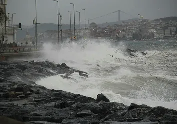 Marmara Denizi'nde lodos etkisi! Ulaşım aksıyor