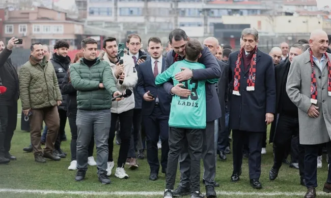 cumhur-ittifaki-istanbul-adayi-murat-kurum-fatih-karagumruk-spor-kulubunu-ziyaret-etti-1708100581900.jpg Cumhur İttifakı İstanbul adayı Murat Kurum Fatih Karagümrük Spor Kulübü’nü ziyaret etti - 5