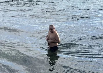 İstanbul Boğazı'nda bir grup insan karlı havada denize girdi